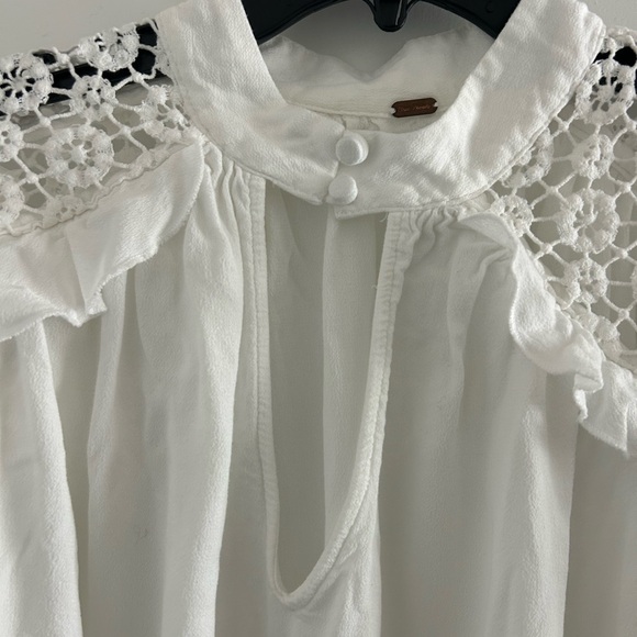 FREE PEOPLE • White Laced Flowy Blouse • M/L - Picture 2 of 7
